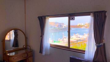 Tallelokero huoneessa, yksilöllisesti sisustettu, silitysrauta/-lauta