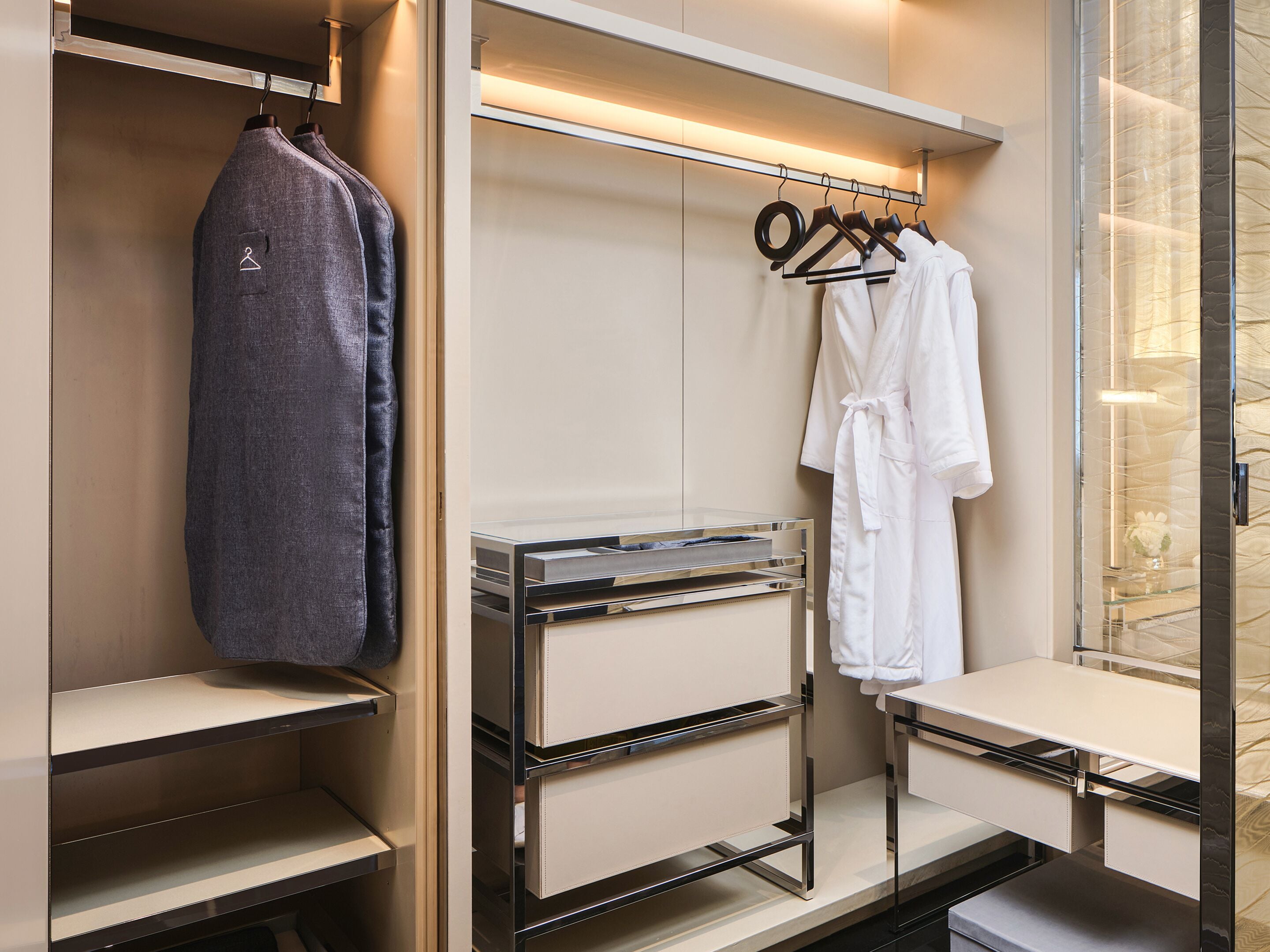 Photo - J Hotel, Shanghai Tower - Above All Else, Overlooking the Bund