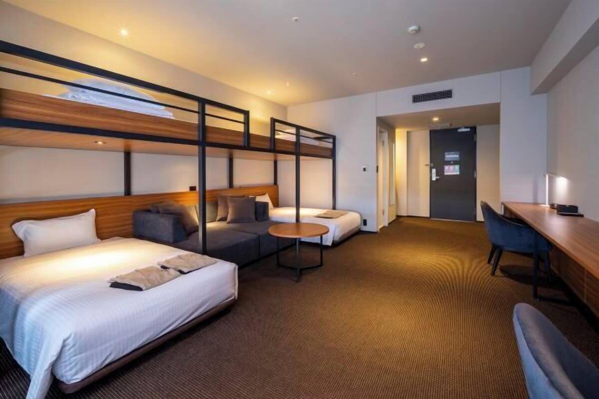 Een bureau, een laptopwerkplek, gratis wifi, beddengoed