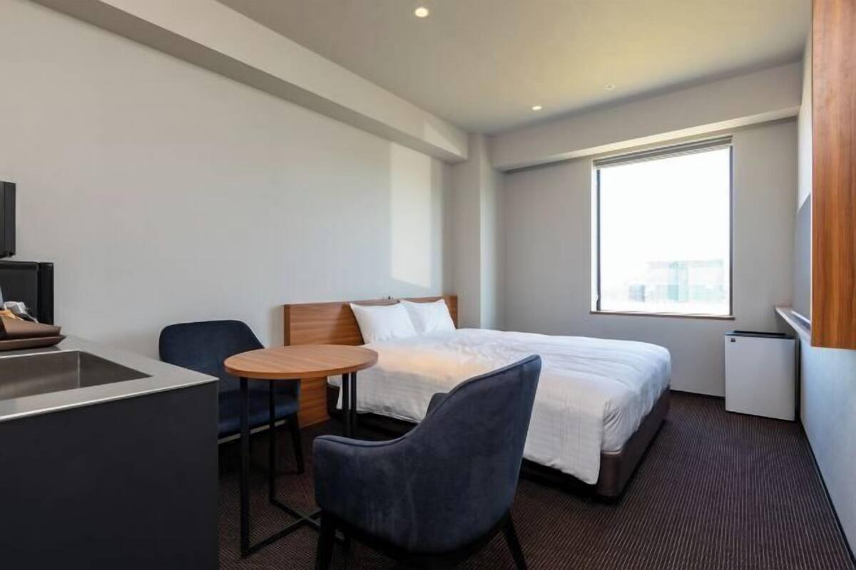 Desk, laptop workspace, free WiFi, bed sheets