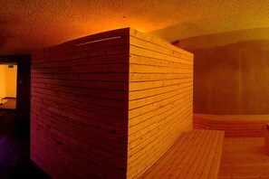 Sauna, spa tub, steam room, deep-tissue massages, sports massages