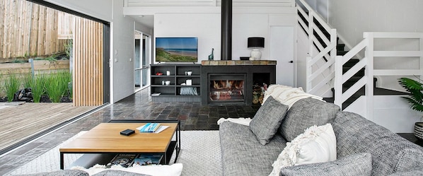 Smart TV, fireplace