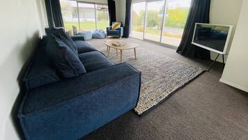 Rumah, 2 kamar tidur | Area keluarga | Smart TV 40-inci dengan saluran TV digital, TV, dan perapian