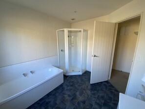 House, 3 Bedrooms | Bathroom