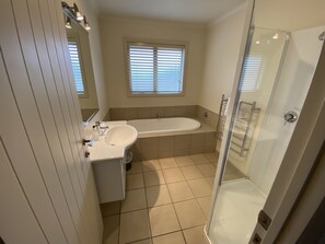 House, 3 Bedrooms | Bathroom | Separate tub and shower, hair dryer, towels, soap - Sam's Place (Lake Tekapo)