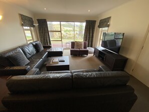 Living area - Sam's Place (Lake Tekapo)