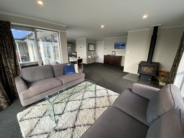 House, 4 Bedrooms | Living area