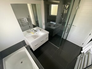 House, 4 Bedrooms | Bathroom | Separate tub and shower, hair dryer, towels, soap - Southholm (Lake Tekapo)