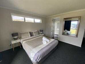 House, 4 Bedrooms | 4 bedrooms, free cribs/infant beds, free WiFi, bed sheets - Southholm (Lake Tekapo)