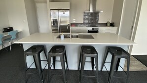 House, 4 Bedrooms | Private kitchen | Full-size fridge, microwave, oven, stovetop - Southholm (Lake Tekapo)