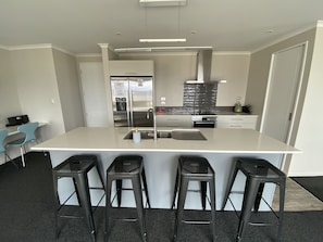 House, 4 Bedrooms | Private kitchen | Full-size fridge, microwave, oven, stovetop - Southholm (Lake Tekapo)