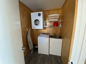 House, 4 Bedrooms | Laundry