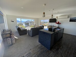 House, 4 Bedrooms | Private kitchen