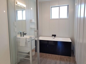 Maison, 1 chambre | Salle de bain | Baignoire et douche séparées, séchoir à cheveux, serviettes fournies