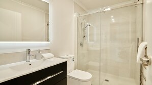 Apartment, 1 Bedroom | Bathroom | Shower, hair dryer, towels, soap - Star View 1 Bedroom (Lake Tekapo)