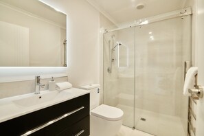 Apartemen, 1 kamar tidur | Kamar mandi | Shower, pengering rambut, handuk, dan sabun