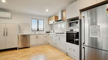 Apartment, 3 Bedrooms | Private kitchen | Full-size fridge, microwave, oven, stovetop