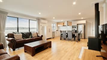 Departamento, 3 habitaciones | Área de sala de estar | Smart TV, Netflix y servicios de streaming