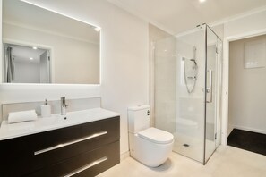 Apartamento, 3 quartos | Banheiro | Chuveiro, secador de cabelo, toalhas de banho, sabonete