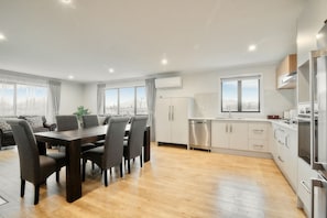 Apartment, 3 Bedrooms | In-room dining