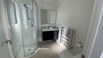 Duplex, 3 Bedrooms | Bathroom | Shower, hair dryer, towels, soap