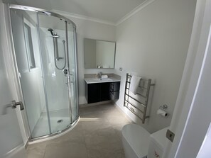 Duplex, 3 Bedrooms | Bathroom | Shower, hair dryer, towels, soap - Star River (Lake Tekapo)