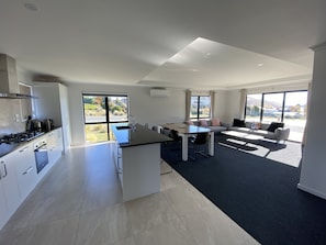 Duplex, 3 Bedrooms | Private kitchen | Full-size fridge, microwave, oven, dishwasher - Star River (Lake Tekapo)