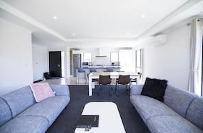 Dúplex, 3 habitaciones | Área de sala de estar | Smart TV, Netflix y servicios de streaming 