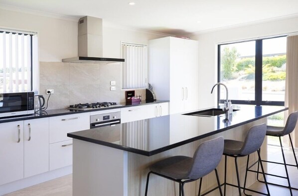 Duplex, 3 Bedrooms | Private kitchen | Full-size fridge, microwave, oven, dishwasher - Star River (Lake Tekapo)