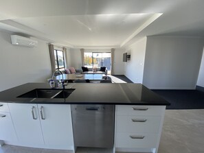 Duplex, 3 Bedrooms | Private kitchen | Full-size fridge, microwave, oven, dishwasher - Star River (Lake Tekapo)