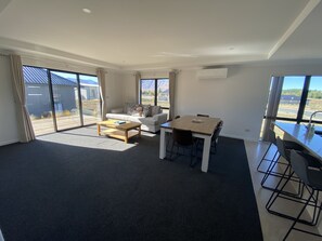 Duplex, 3 Bedrooms | In-room dining - Star River (Lake Tekapo)