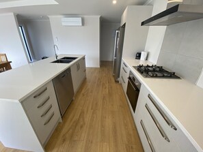Duplex, 3 chambres | Cuisine privée | Réfrigérateur grande capacité avec congélateur, four à micro-ondes