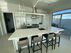 House, 3 Bedrooms | Dapur peribadi | Peti sejuk/penyejuk beku saiz penuh, ketuhar gelombang mikro, ketuhar