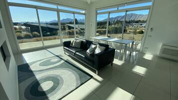 House, 3 Bedrooms | In-room dining