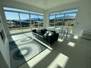 In-room dining - White House (Lake Tekapo)