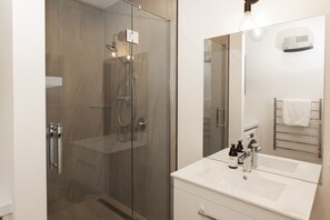 House, 1 Bedroom | Bathroom | Shower, hair dryer, towels, soap - Wahi Nui (Lake Tekapo)