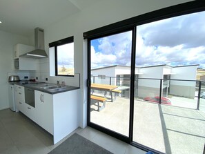 Mini-fridge, microwave, stovetop, dishwasher - Galaxy Lake View (Lake Tekapo)