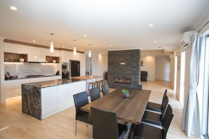 Duplex, 3 chambres | Repas dans la chambre
