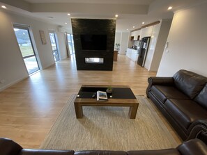 複式房屋, 3 間臥室 | 起居區 | 平面電視