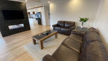 Dúplex, 3 habitaciones | Área de sala de estar | Televisión de pantalla plana