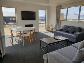 Maisonnette, 2 slaapkamers | Woonruimte | Flatscreentelevisie