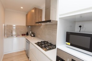 Duplex, 2 Bedrooms | Private kitchen | Full-sized fridge, microwave, oven, stovetop - Super House 2 Bedroom (Lake Tekapo)