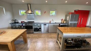 House, 3 Bedrooms | Private kitchen | Full-size fridge, microwave, oven, stovetop