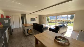 House, 3 Bedrooms | Private kitchen | Full-size fridge, microwave, oven, stovetop