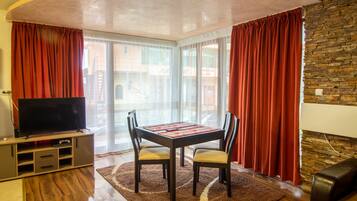 Chalet, 2 Bedrooms, Balcony, Garden View | Living room | TV