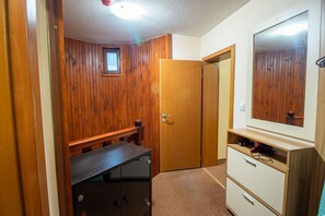 Chalet, 2 Bedrooms, Balcony, Garden View | Interior