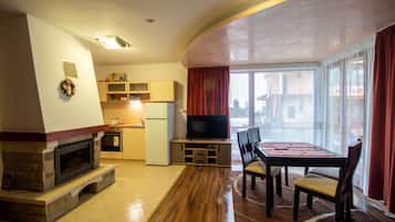 Chalet, 2 Bedrooms, Balcony, Garden View | Living room | TV