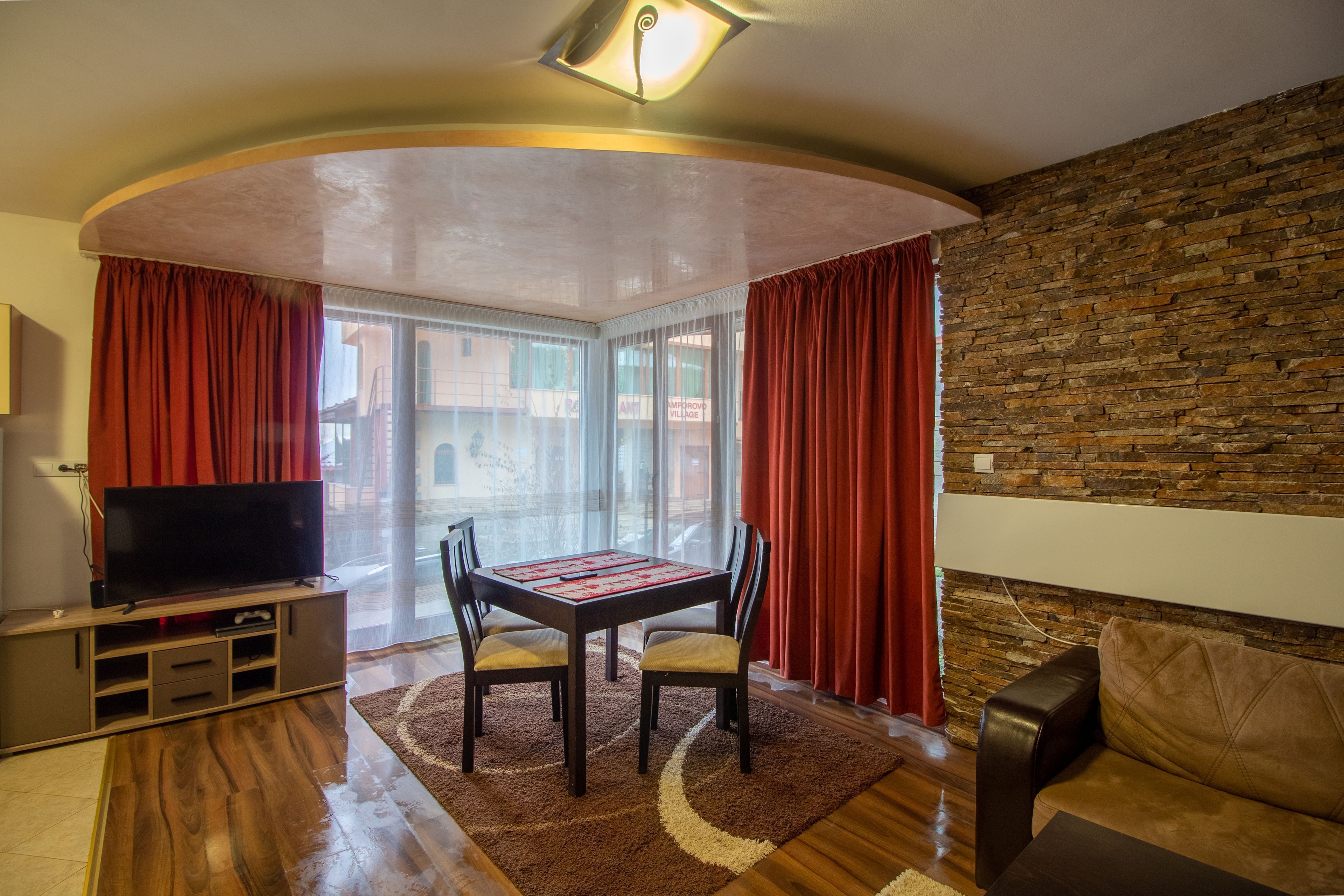 Alpehytte, 2 soverom, balkong, hageutsikt | Oppholdsrom | TV