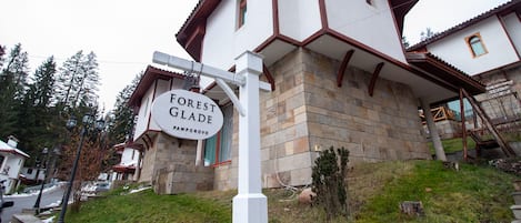 Chalé, 2 quartos, sacada, vista para o jardim | Fachada