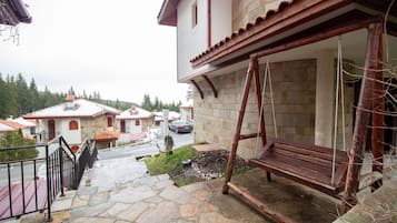 Chalet, 2 chambres, balcon, vue jardin | Enceinte de lâhĂ©bergement